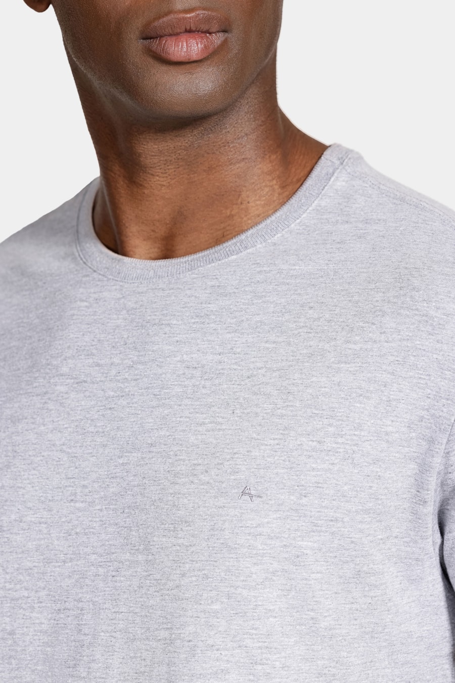Camiseta Básica Friso na Gola Cinza C/ Cinza Claro — foto 3 de 5