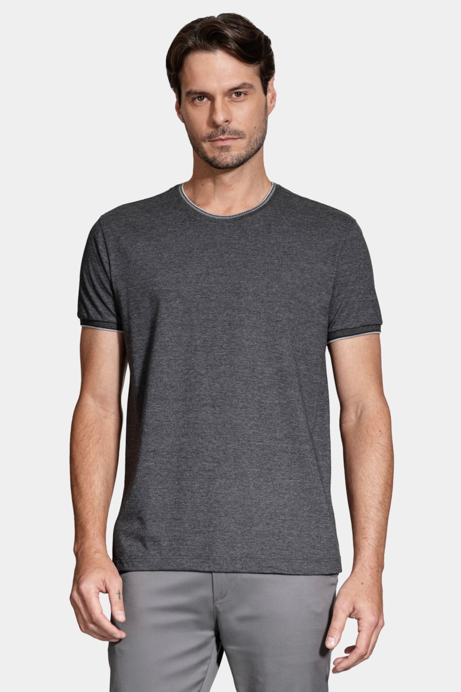 Camiseta Básica Friso na Gola Grafite C/ Cinza Claro — foto 1 de 5