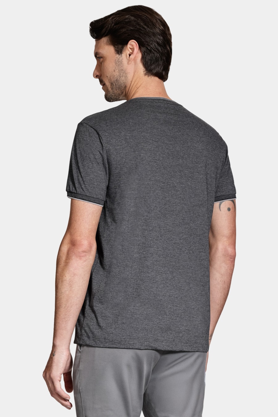 Camiseta Básica Friso na Gola Grafite C/ Cinza Claro — foto 4 de 5