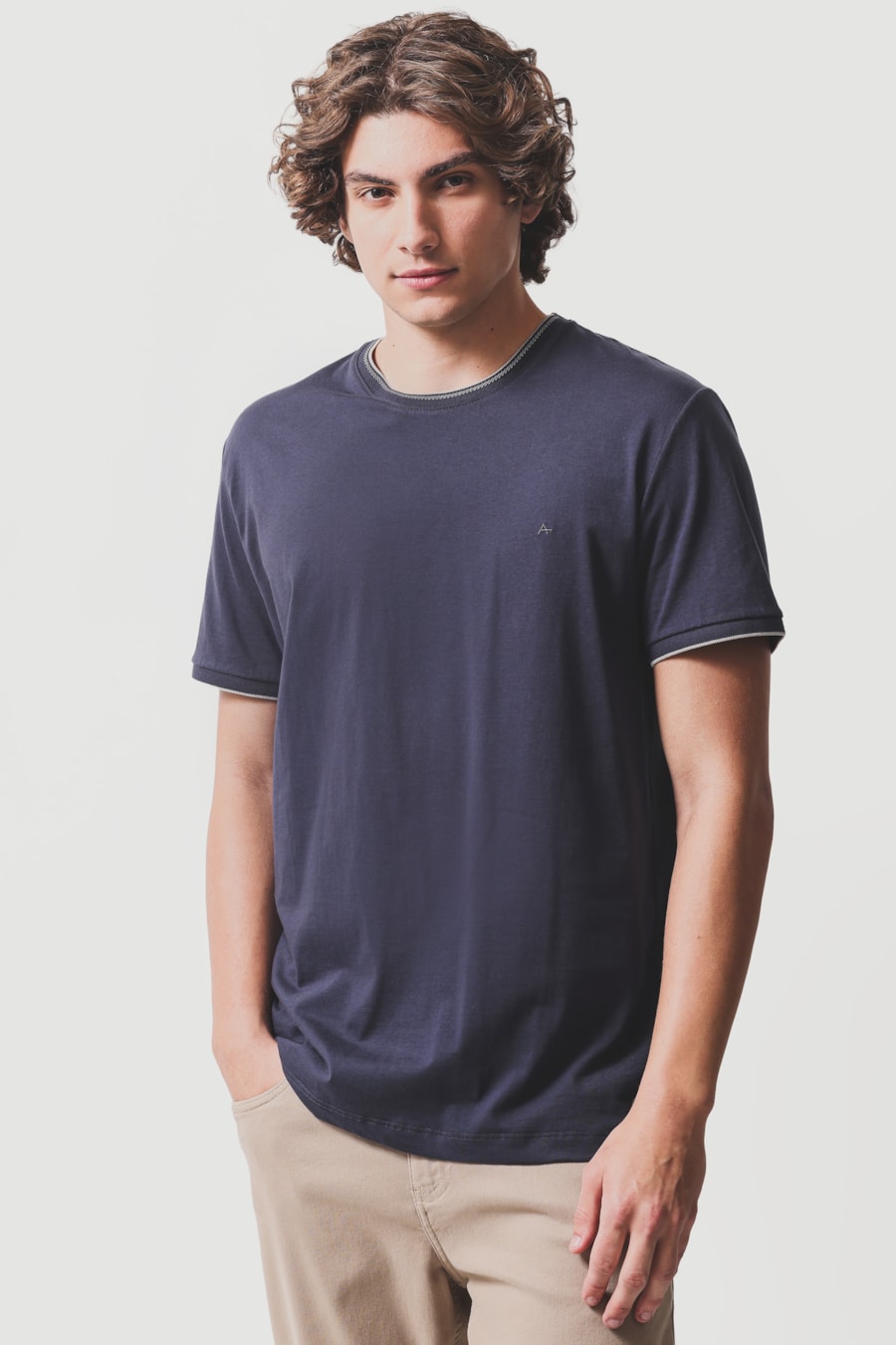 Camiseta Básica Friso na Gola Marinho — foto 1 de 5