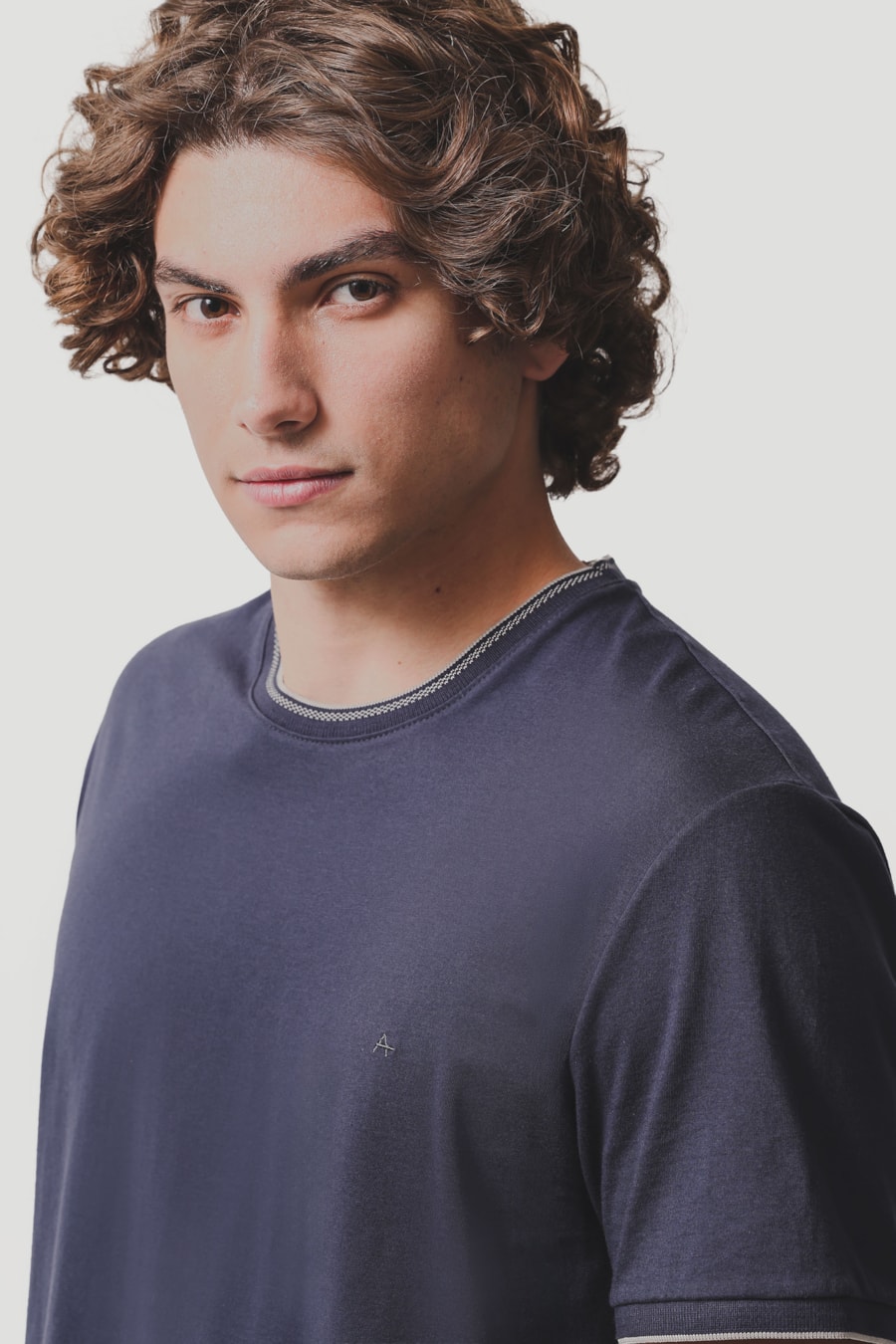 Camiseta Básica Friso na Gola Marinho — foto 3 de 5
