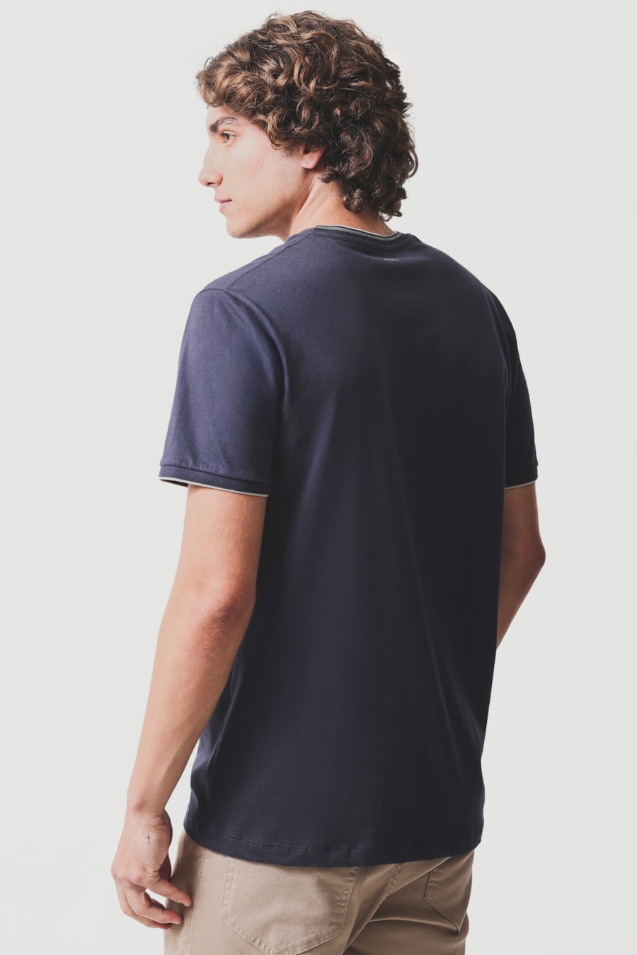 Camiseta Básica Friso na Gola Marinho — foto 4 de 5