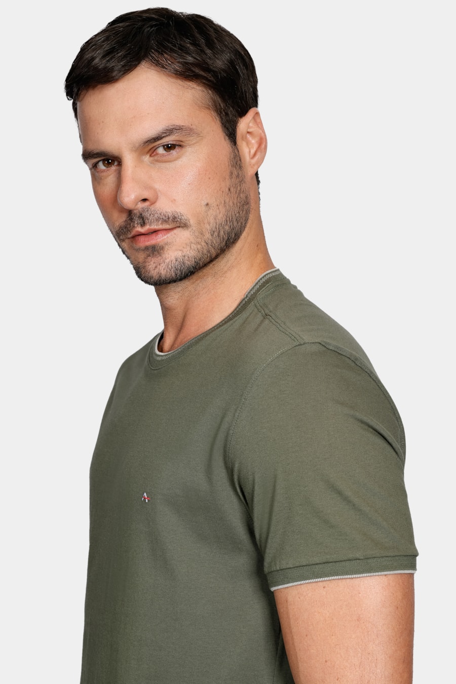 Camiseta Básica Friso na Gola Militar Com Cinza — foto 3 de 4