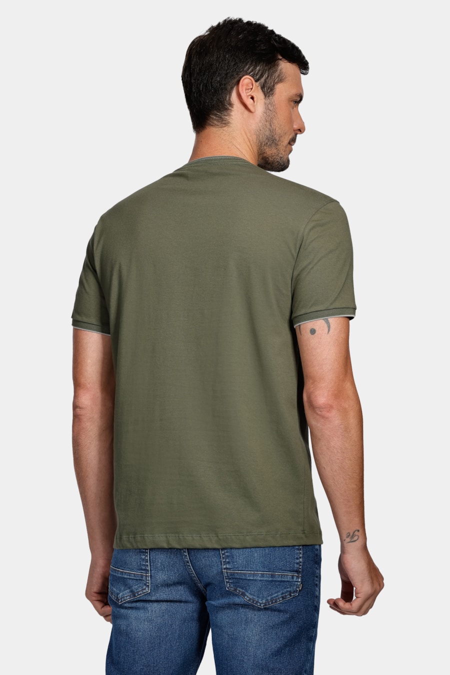 Camiseta Básica Friso na Gola Militar Com Cinza — foto 4 de 4