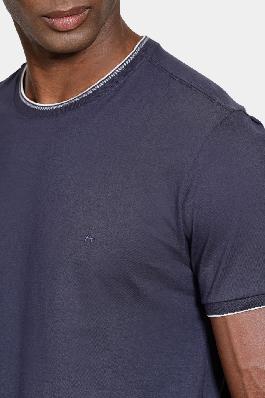 Camiseta Básica Friso na Gola Navy — foto 3 de 5