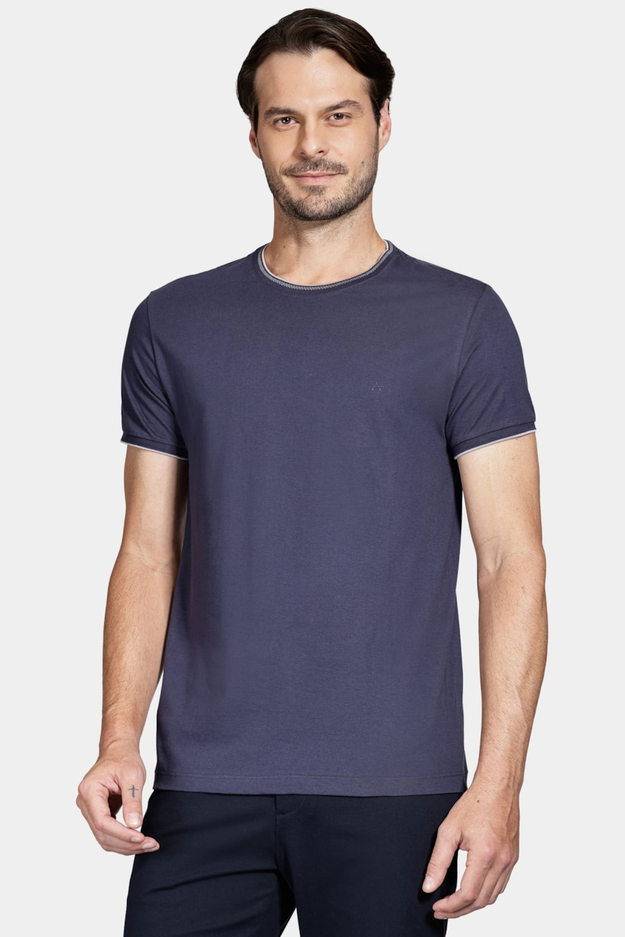 Camiseta Básica Friso na Gola Navy C/ Cinza Claro — foto 1 de 5