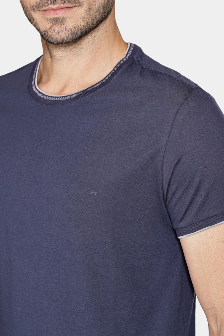 Camiseta Básica Friso na Gola Navy C/ Cinza Claro — foto 3 de 5