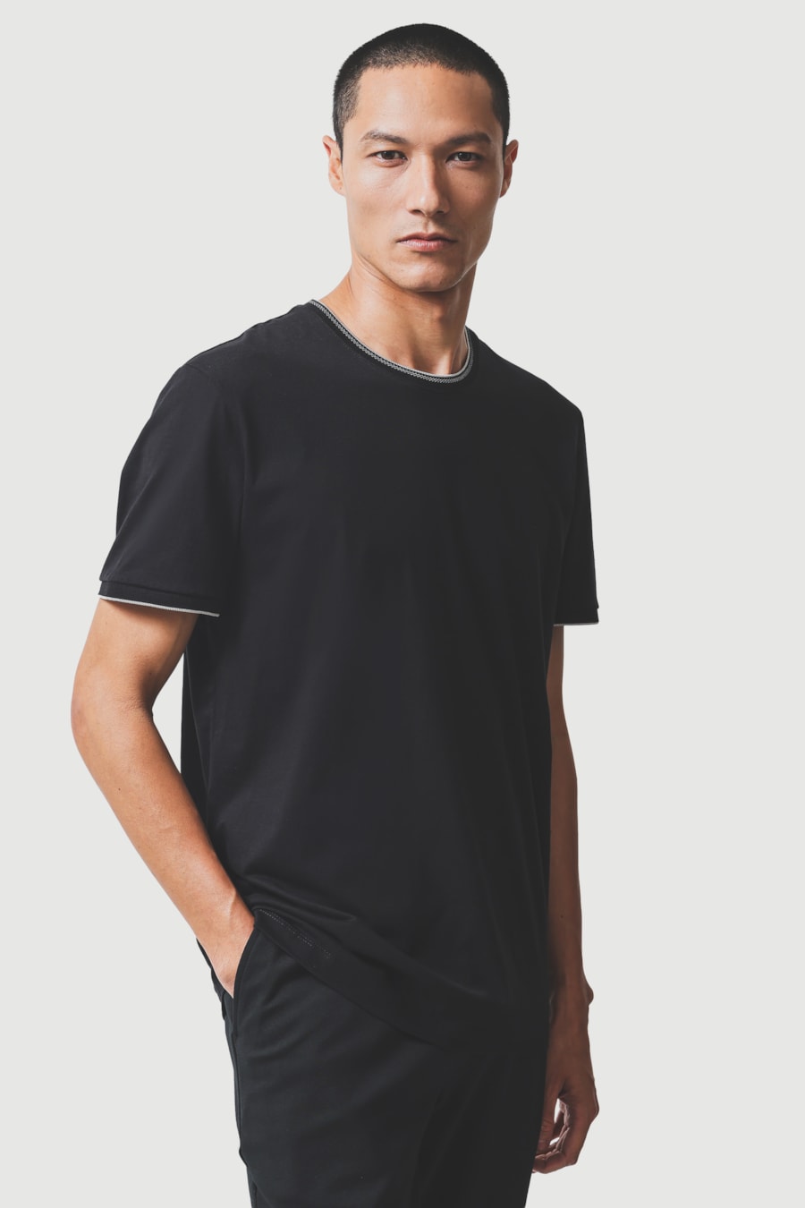 Camiseta Básica Friso na Gola Preto — foto 1 de 6