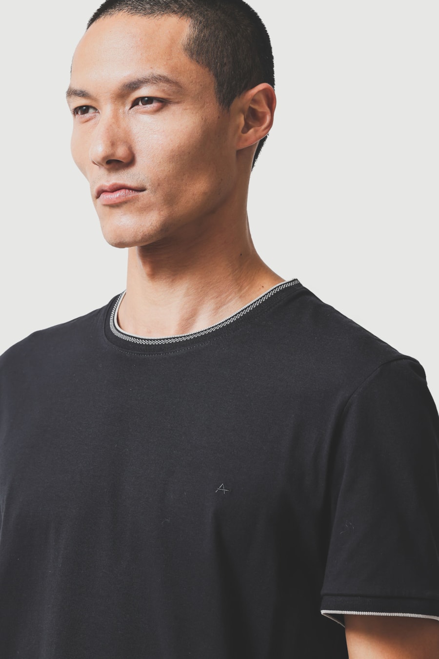 Camiseta Básica Friso na Gola Preto — foto 3 de 6