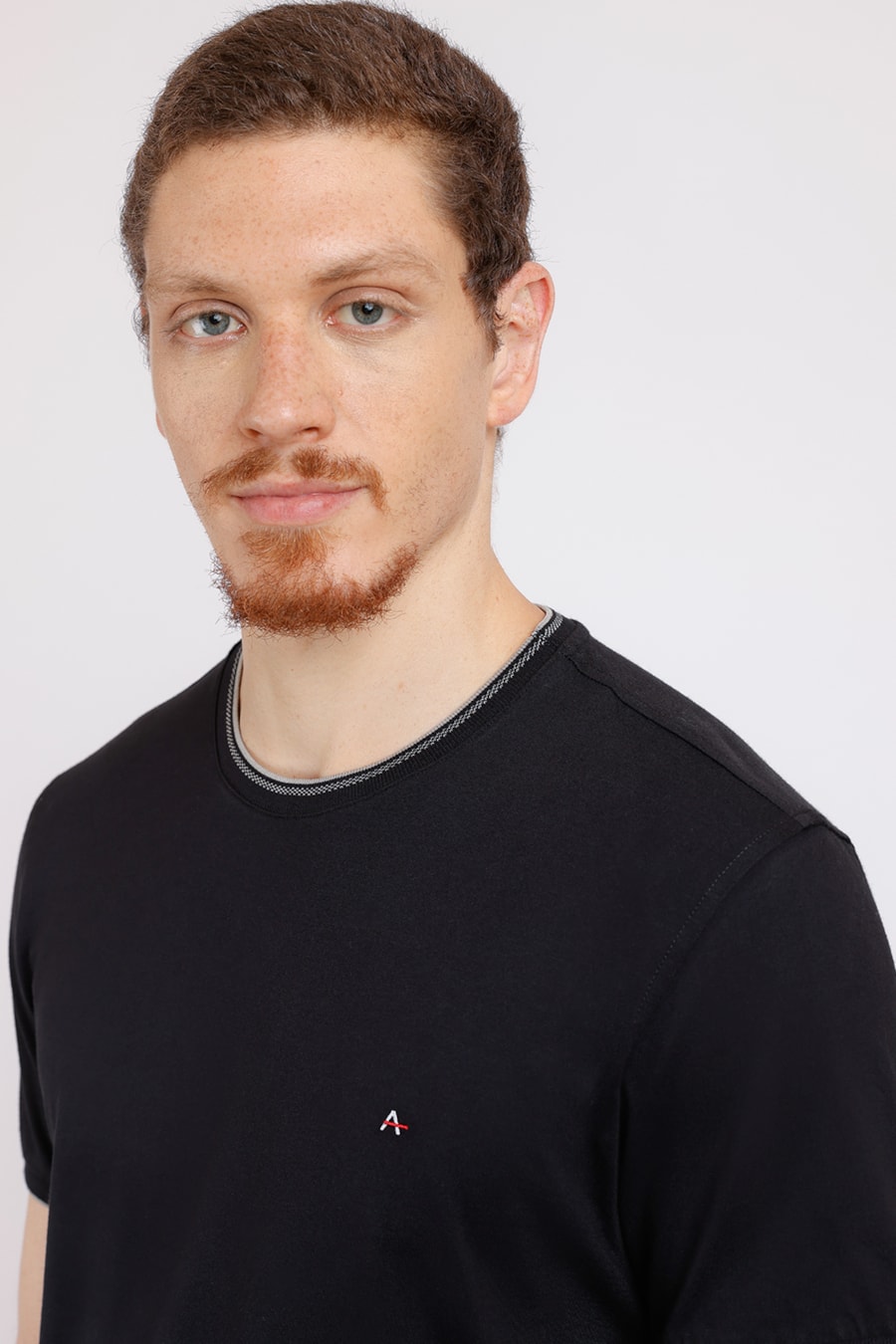 Camiseta Básica Friso na Gola Preto Com Cinza — foto 1 de 2