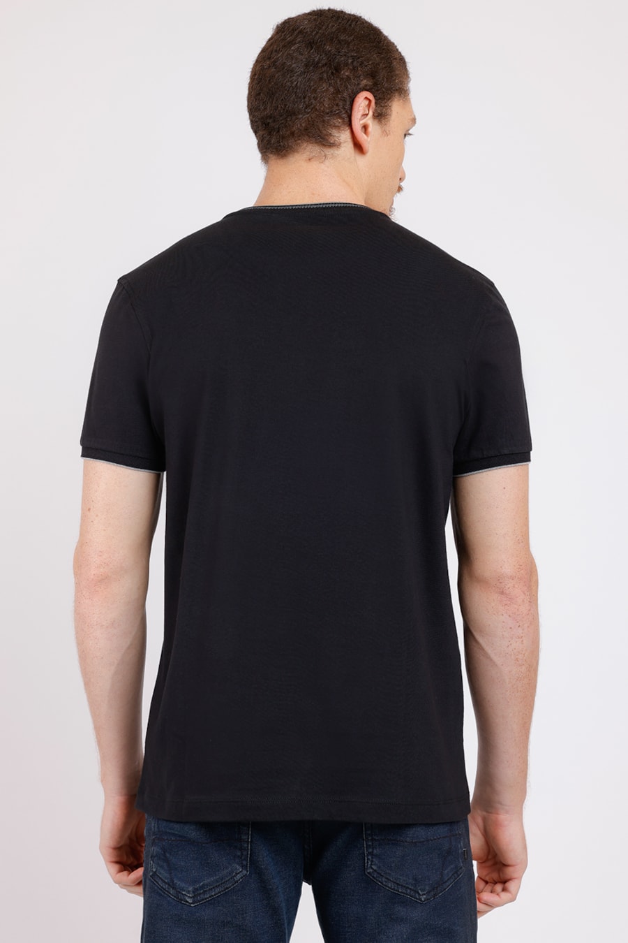 Camiseta Básica Friso na Gola Preto Com Cinza — foto 2 de 2