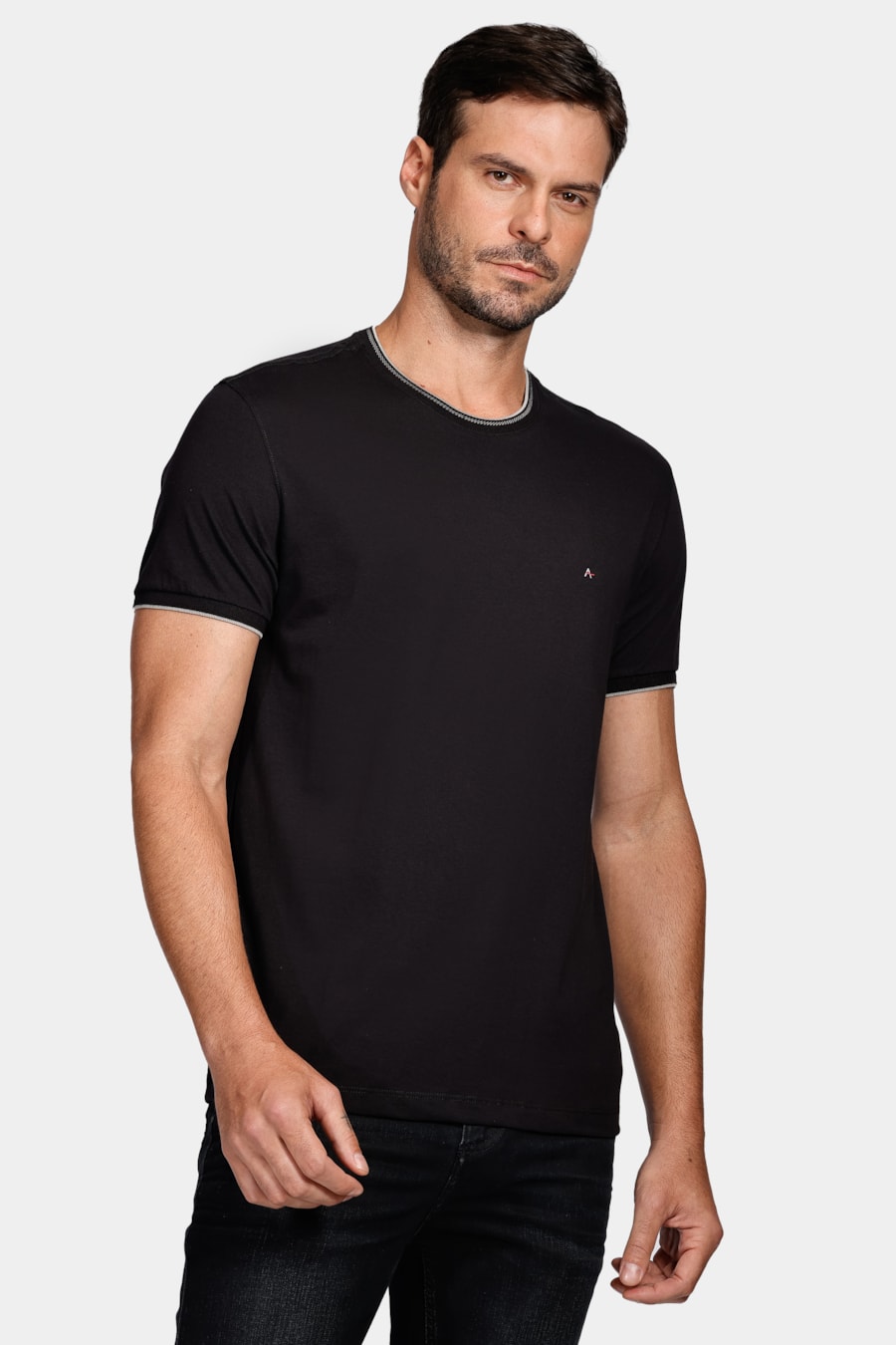 Camiseta Básica Friso na Gola Preto Com Cinza — foto 1 de 4