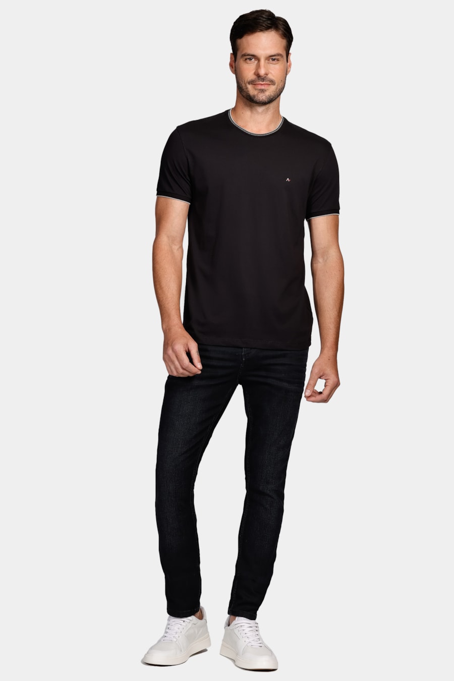 Camiseta Básica Friso na Gola Preto Com Cinza — foto 2 de 4