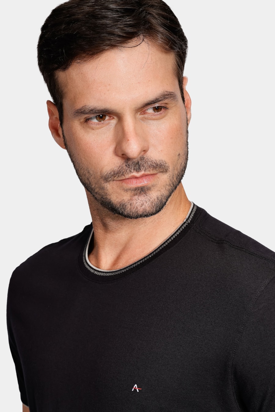 Camiseta Básica Friso na Gola Preto Com Cinza — foto 3 de 4