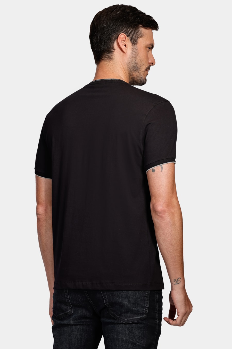Camiseta Básica Friso na Gola Preto Com Cinza — foto 4 de 4