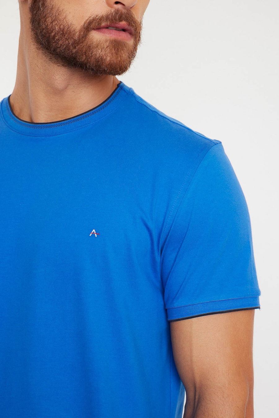 Camiseta Básica Friso na Gola Royal C/ Marinho — foto 1 de 2