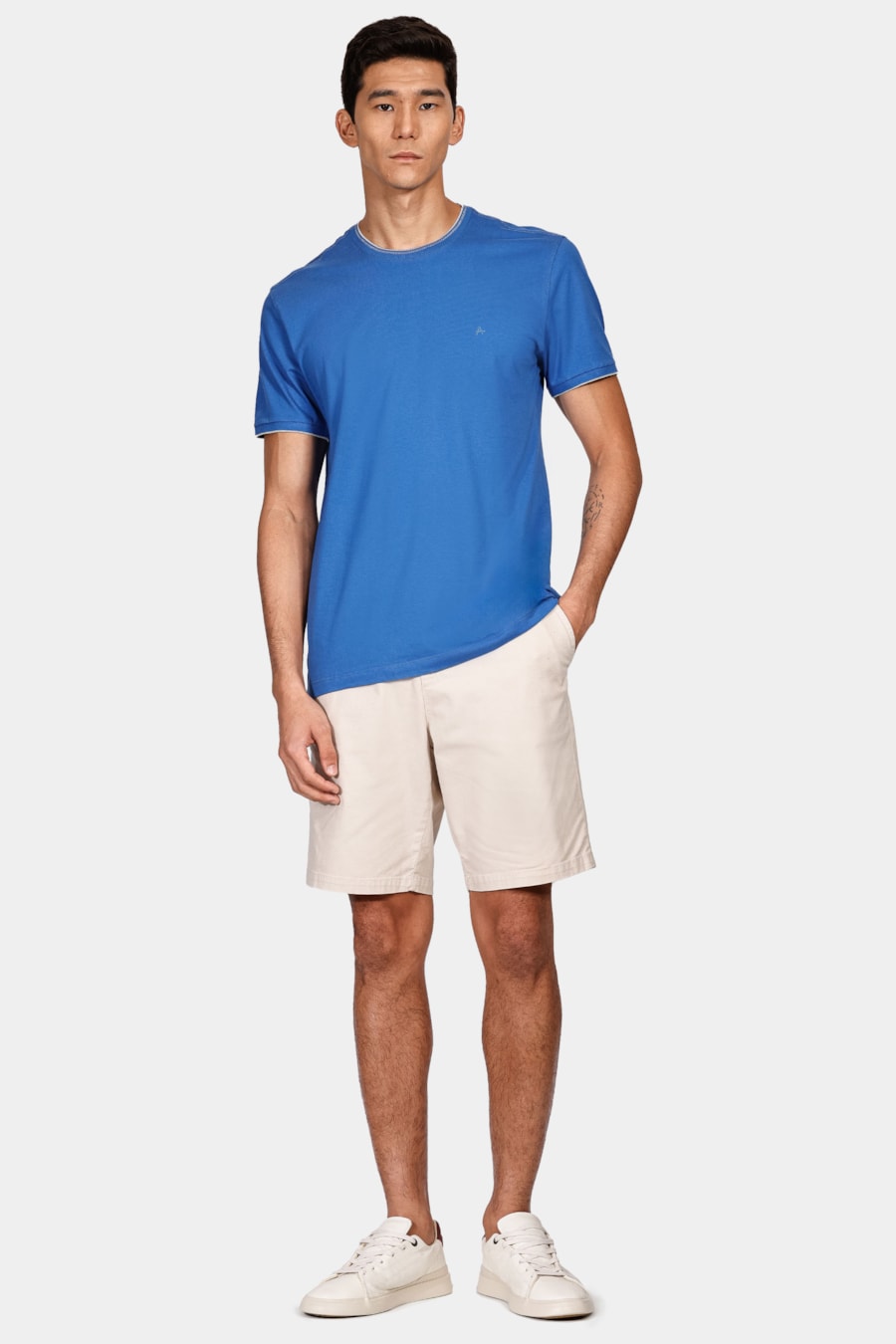 Camiseta Básica Friso na Gola Royal Com Cinza — foto 2 de 4