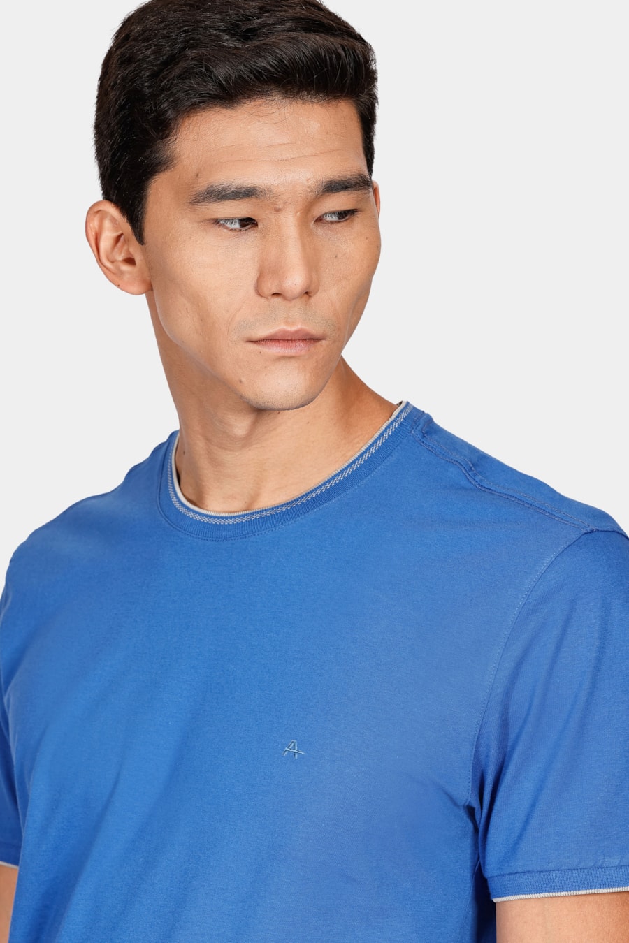 Camiseta Básica Friso na Gola Royal Com Cinza — foto 3 de 4