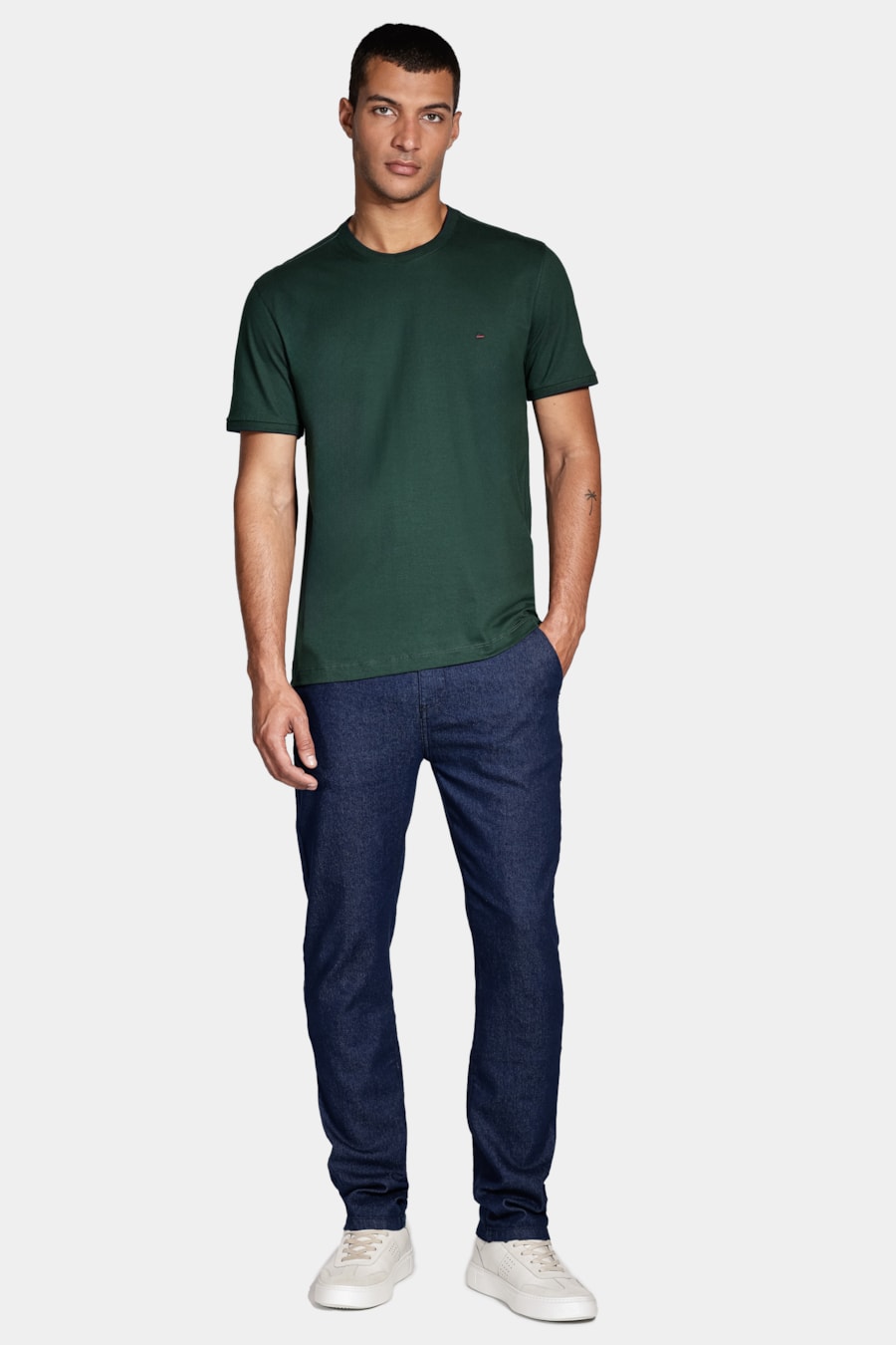 Camiseta Básica Friso na Gola Verde Floresta — foto 2 de 4