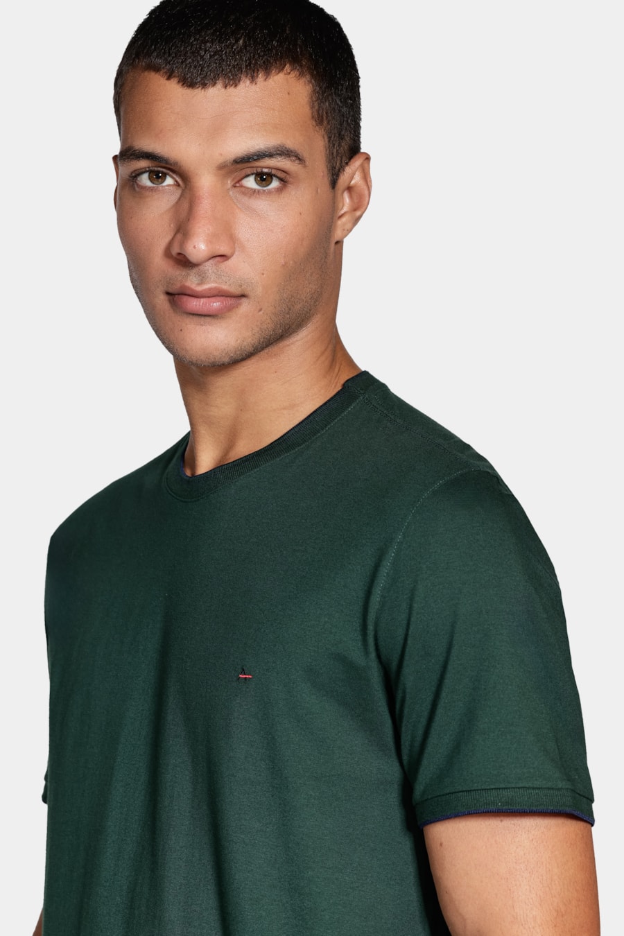Camiseta Básica Friso na Gola Verde Floresta — foto 3 de 4