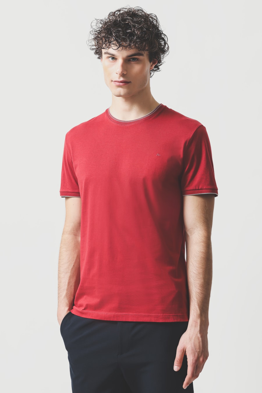 Camiseta Básica Friso na Gola Vermelho Carmim — foto 1 de 7
