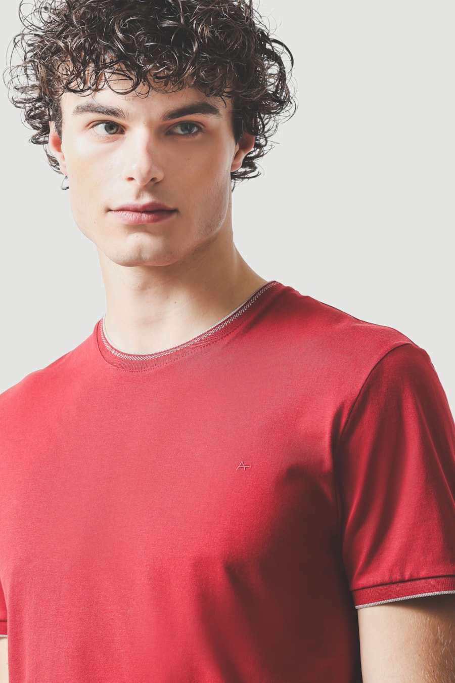 Camiseta Básica Friso na Gola Vermelho Carmim — foto 3 de 7
