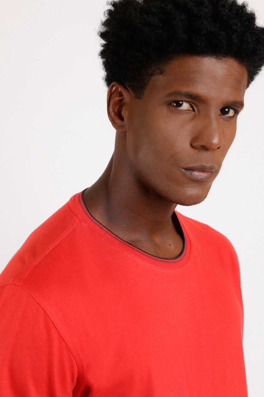 Camiseta Básica Friso na Gola Vermelho Com Marinho — foto 1 de 2