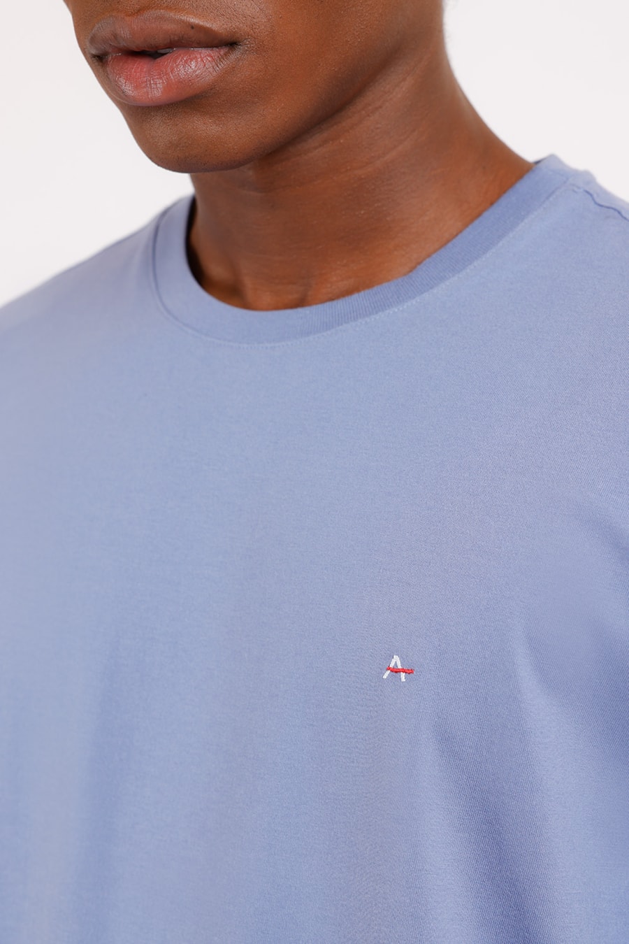Camiseta Básica Malha Regular Alumínio — foto 1 de 2