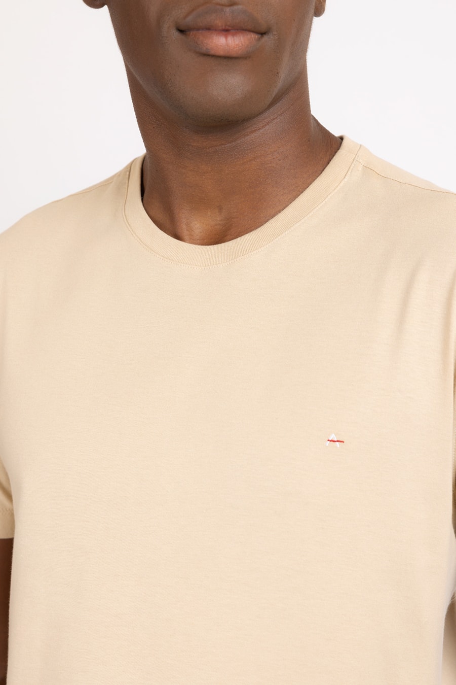Camiseta Básica Malha Regular Caqui — foto 1 de 2