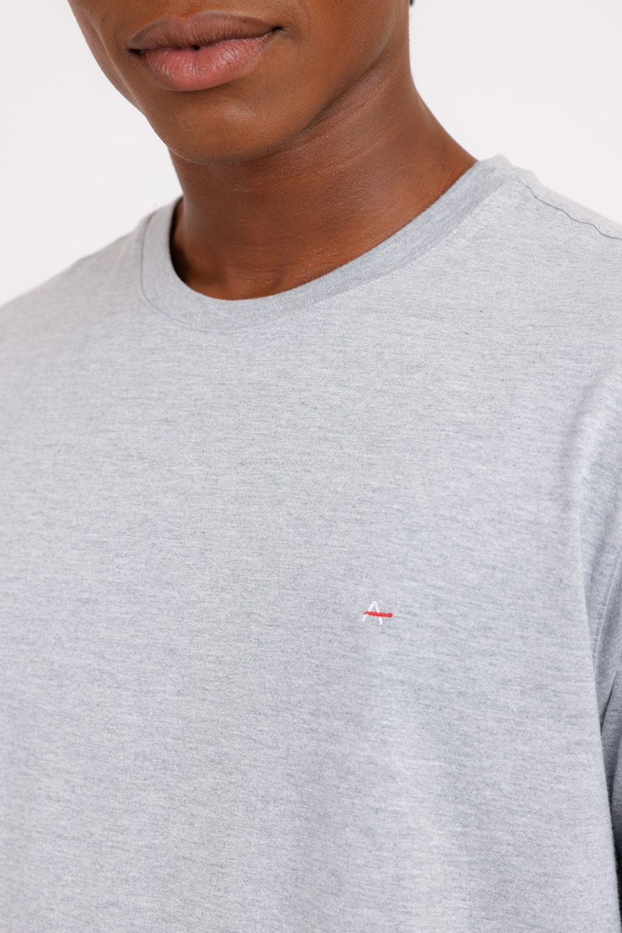 Camiseta Básica Malha Regular Cinza Mescla — foto 1 de 2