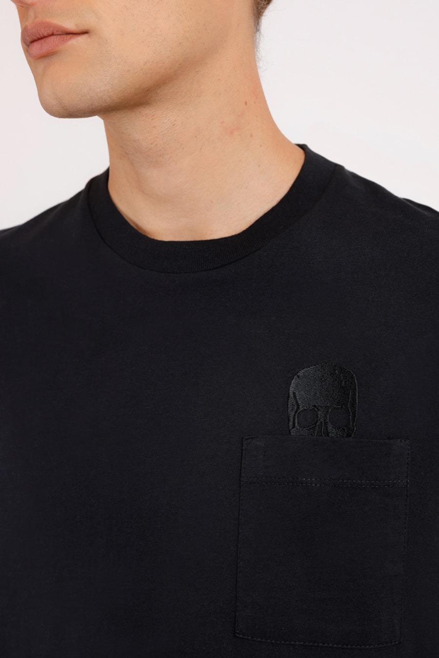 Camiseta Bordado Caveira Preto — foto 1 de 2