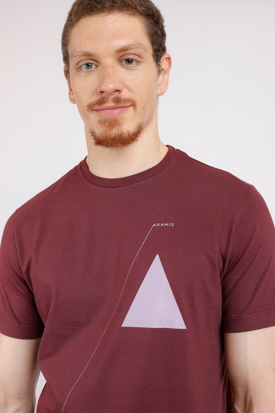 Camiseta Estampa Logo Triângulo Burgundy — foto 1 de 2