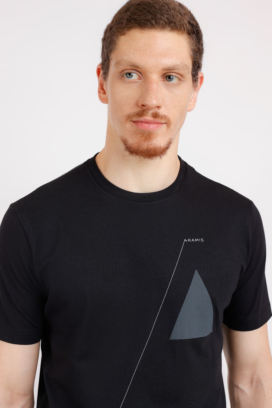Camiseta Estampa Logo Triângulo Preto — foto 1 de 2