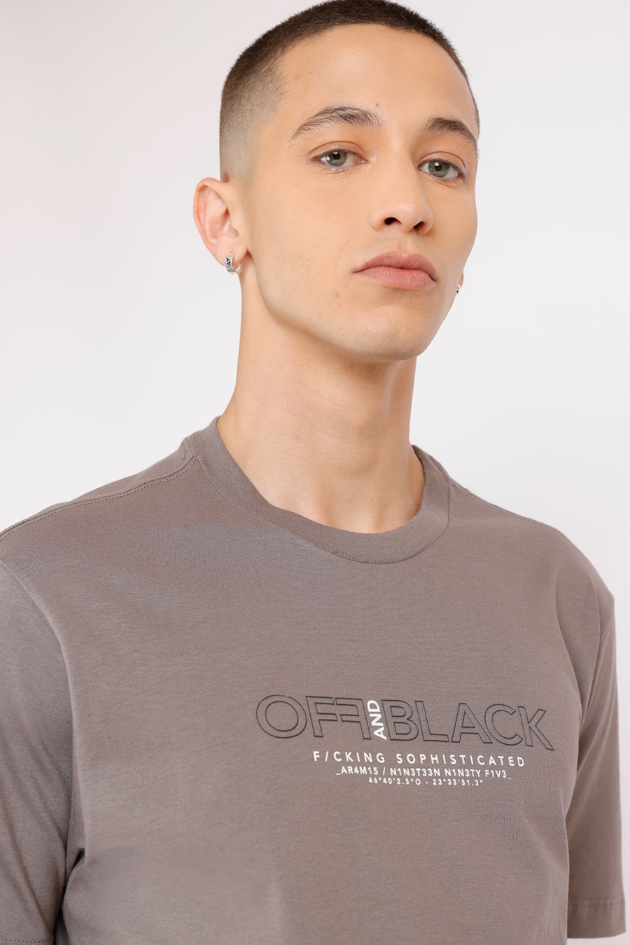 Camiseta Estampa Off And Black Cinza Concreto — foto 1 de 2