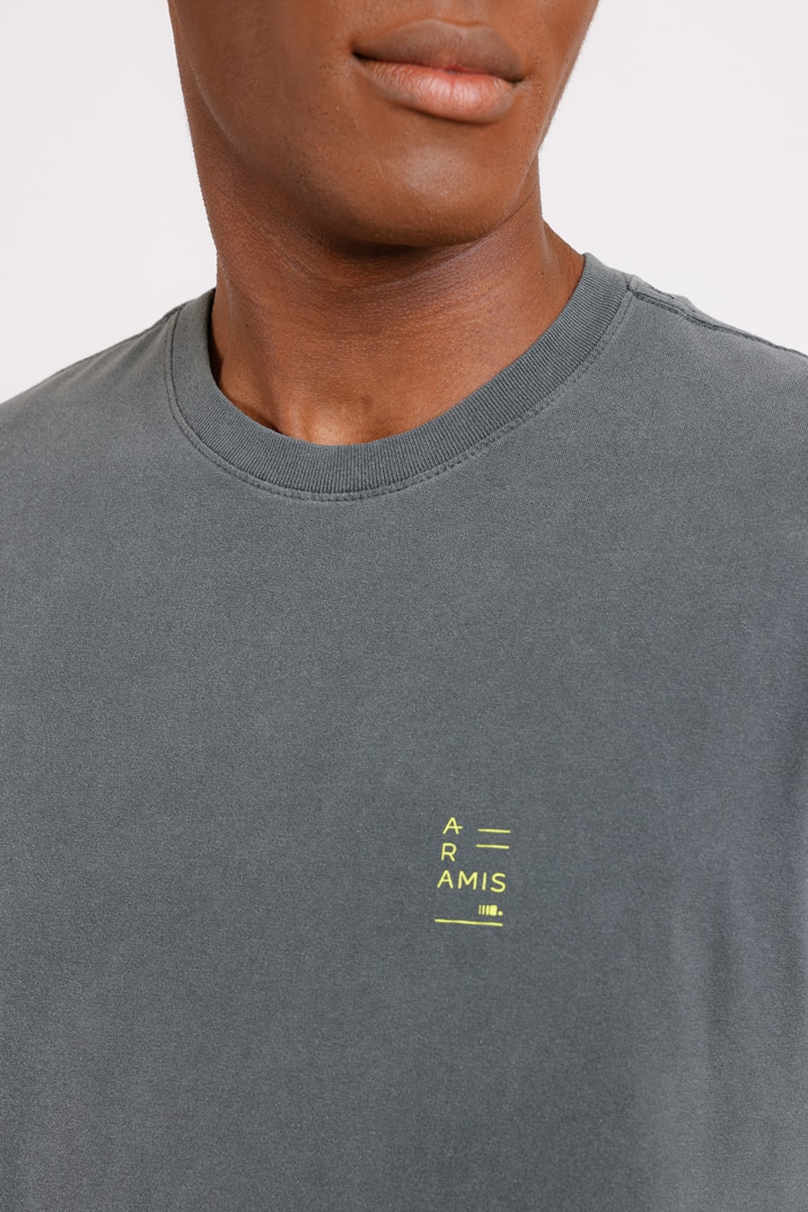 Camiseta Estonada Assinatura Peito Preto — foto 1 de 2