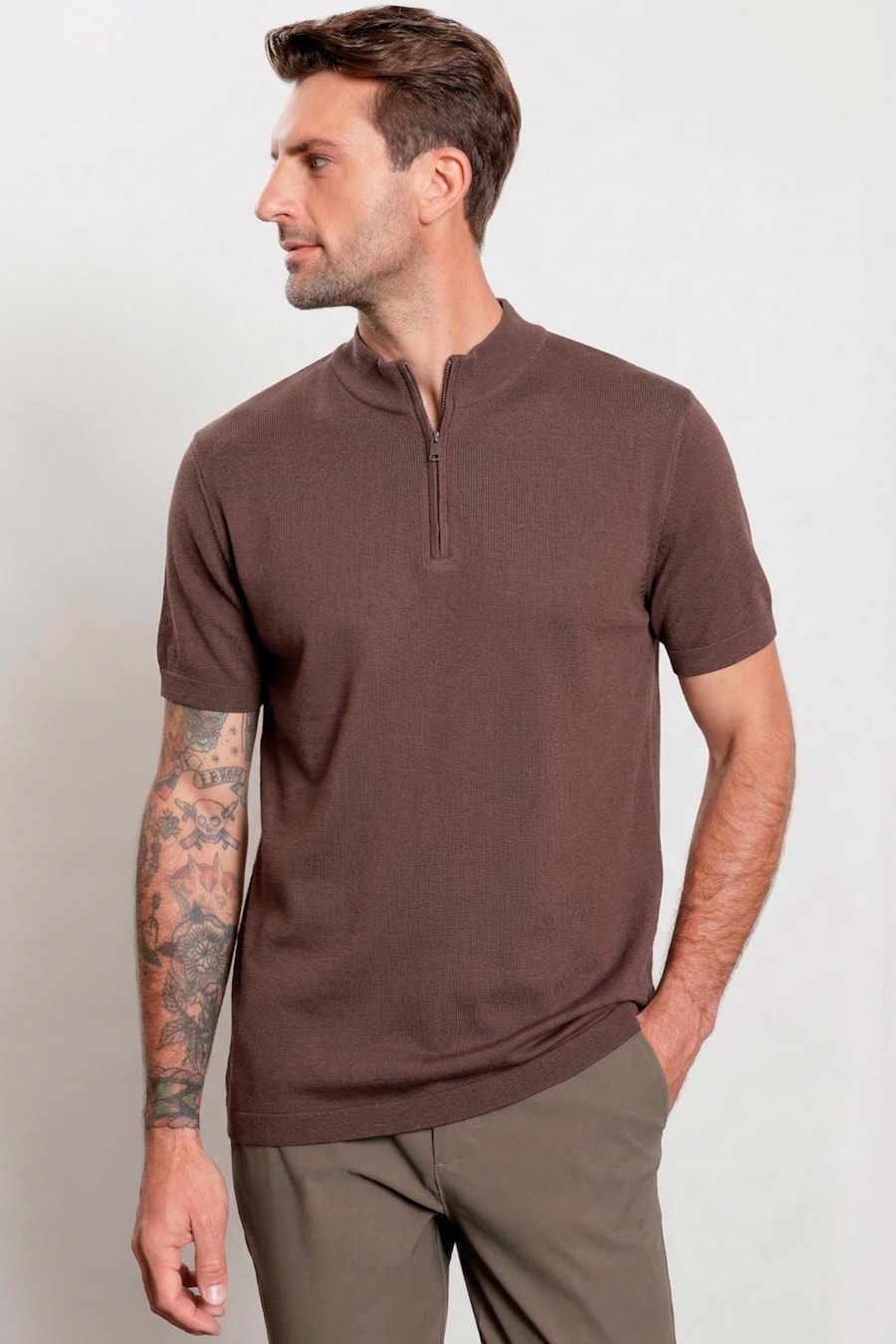 Camiseta Gola Alta Com Zíper Marrom — foto 1 de 5