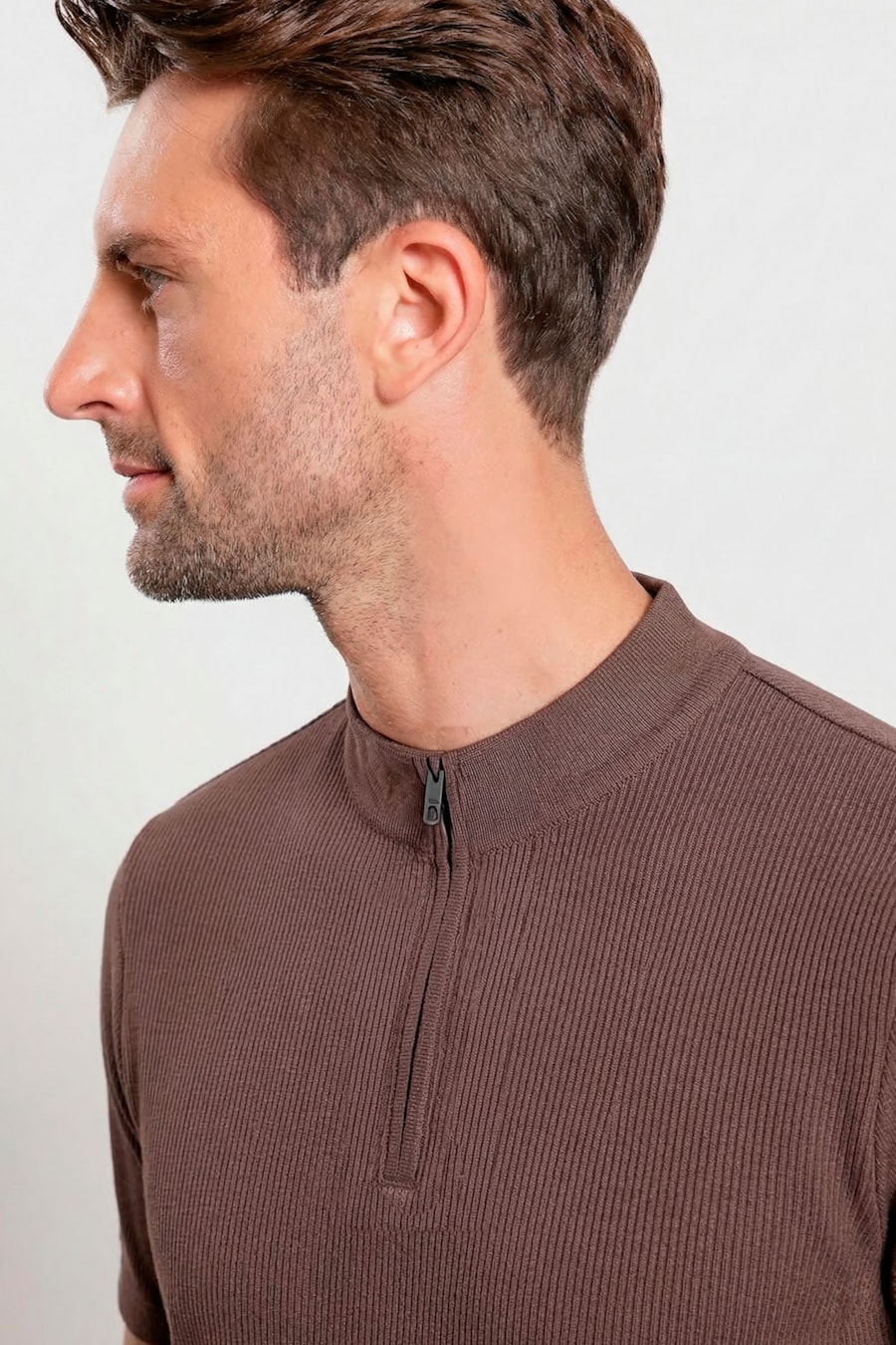 Camiseta Gola Alta Com Zíper Marrom — foto 4 de 5