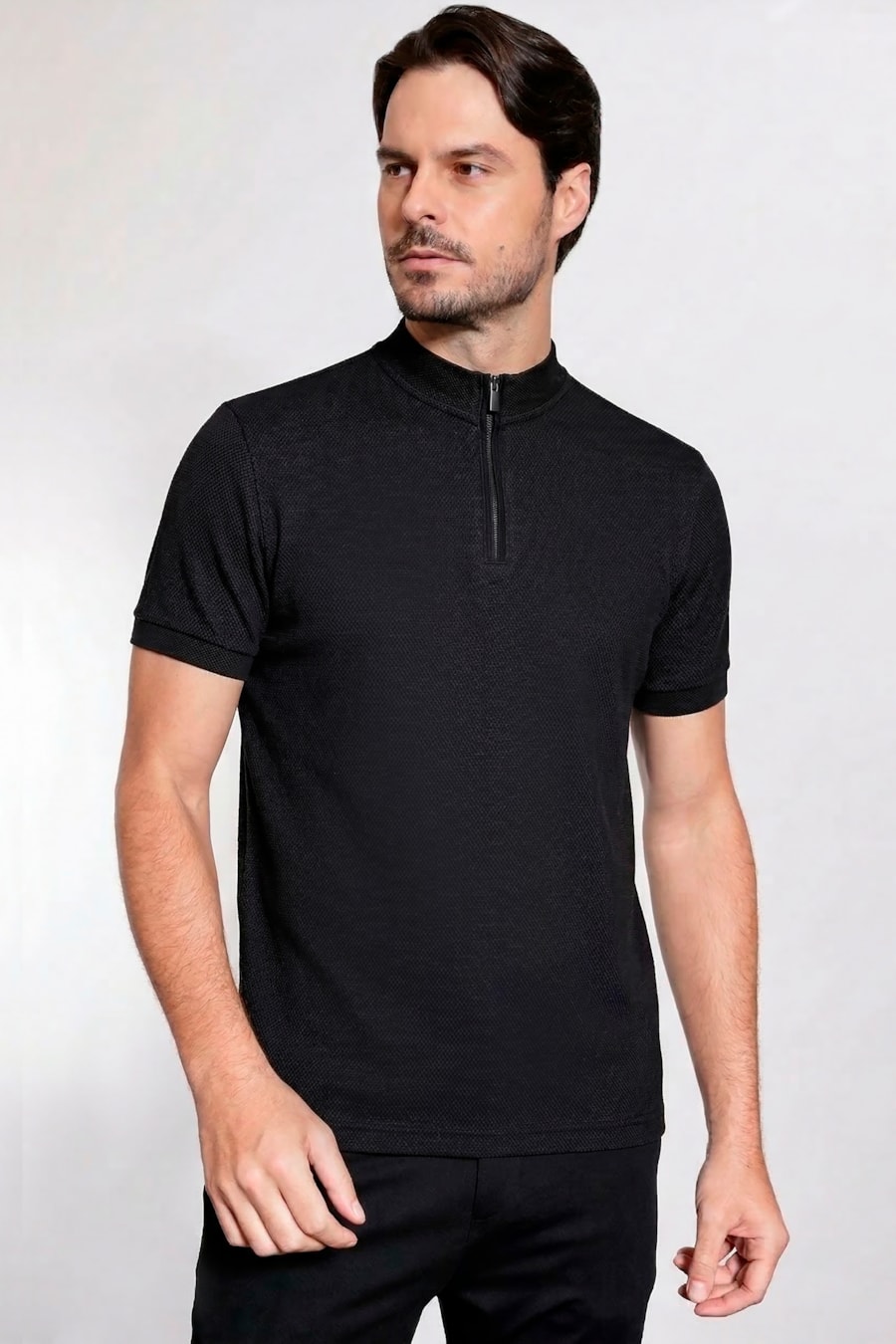 Camiseta Gola Alta Com Zíper Preto — foto 1 de 5