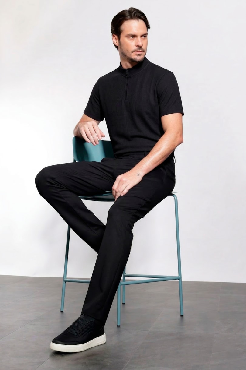 Camiseta Gola Alta Com Zíper Preto
