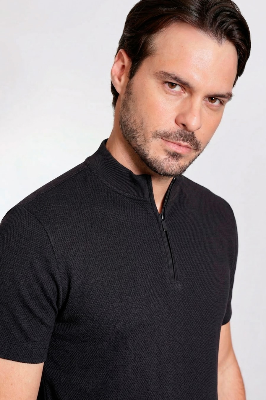 Camiseta Gola Alta Com Zíper Preto — foto 3 de 5