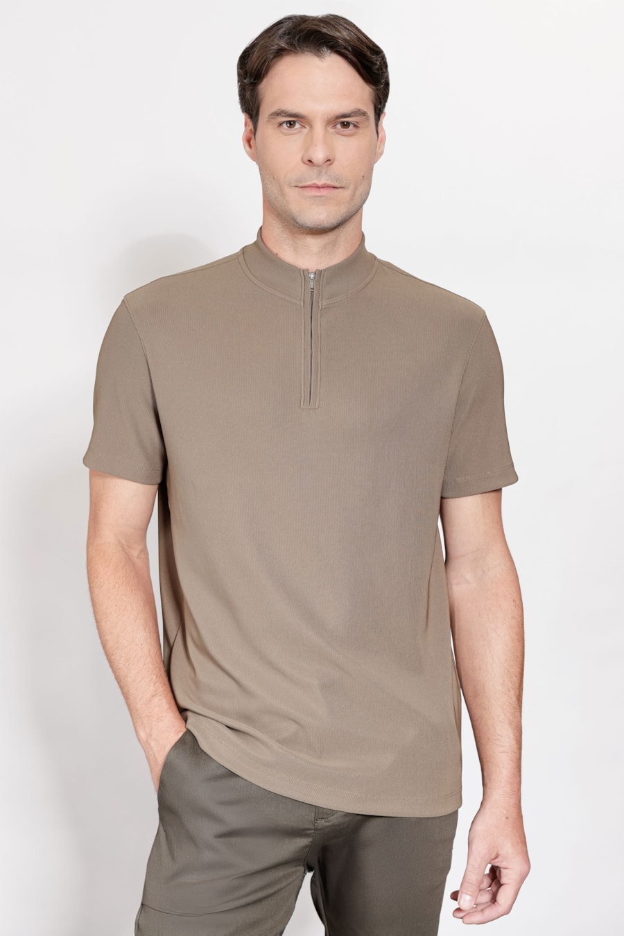 Camiseta Gola Alta Com Zíper Verde Militar — foto 1 de 6