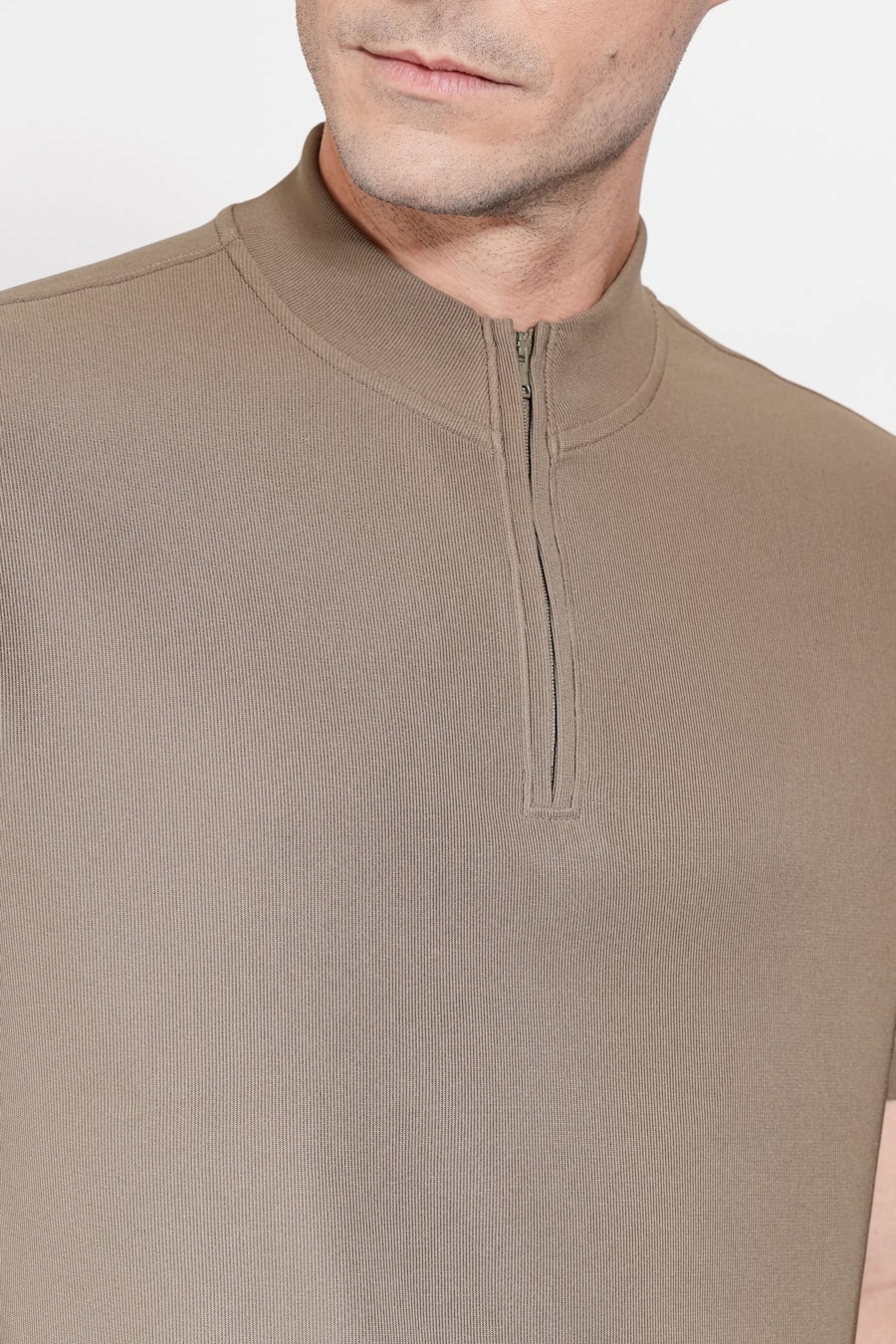 Camiseta Gola Alta Com Zíper Verde Militar — foto 3 de 6
