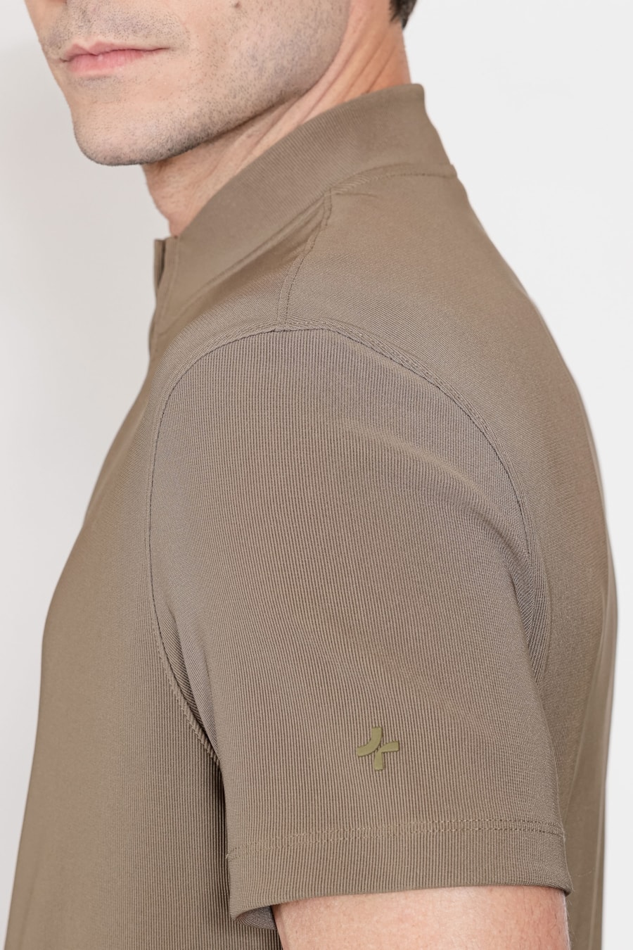 Camiseta Gola Alta Com Zíper Verde Militar — foto 4 de 6