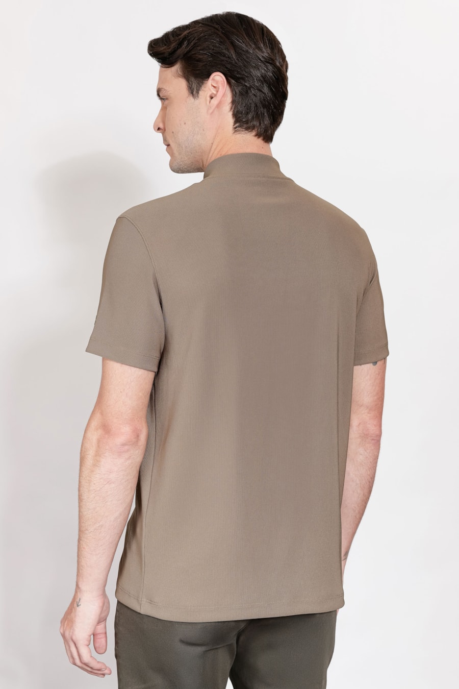Camiseta Gola Alta Com Zíper Verde Militar — foto 5 de 6