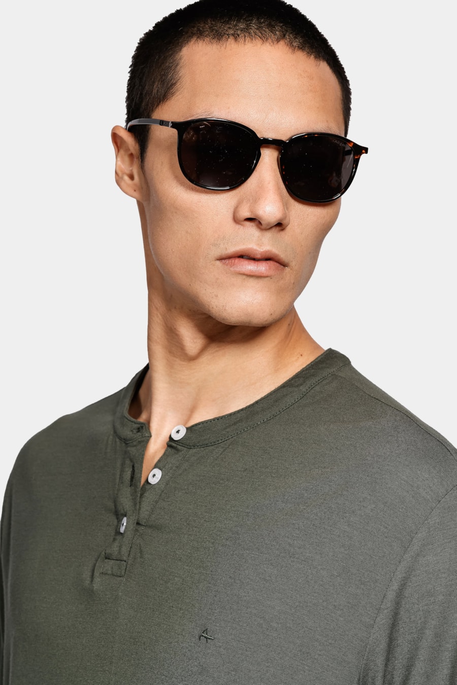 Camiseta Gola Portuguesa Lisa Verde Folha Seca — foto 3 de 4
