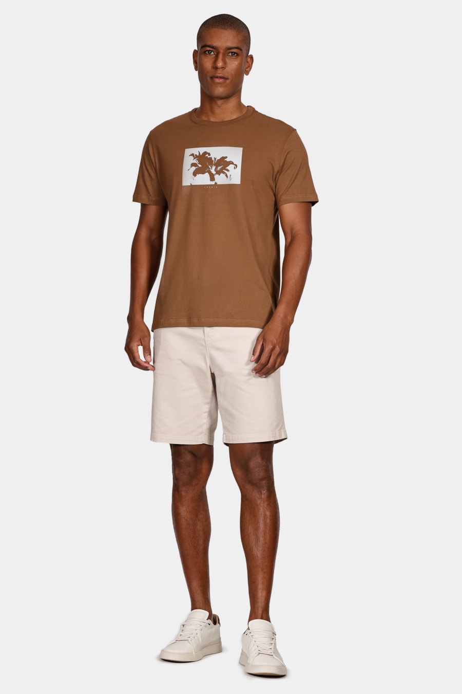 Camiseta Lírio Com Estampa Fotografia Cáqui Mascavo — foto 2 de 4