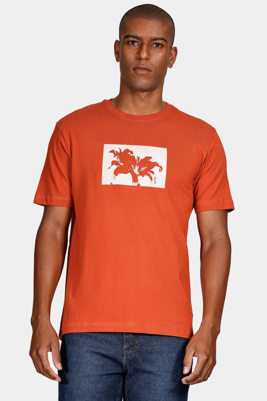 Camiseta Lírio Com Estampa Fotografia Laranja Ferrugem — foto 1 de 4