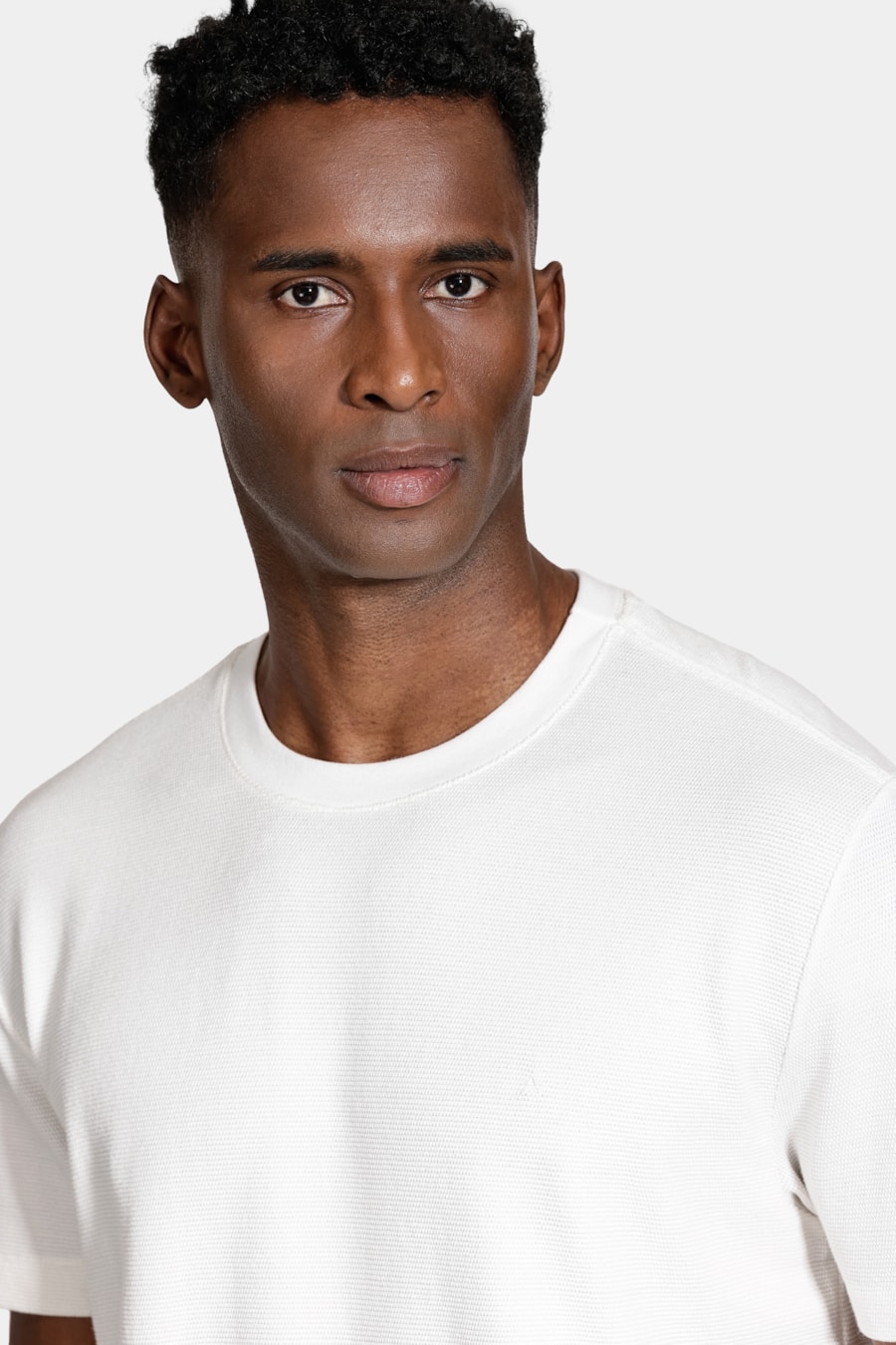 Camiseta Malha Texturizada Manga Curta e Bordado Off White — foto 3 de 5