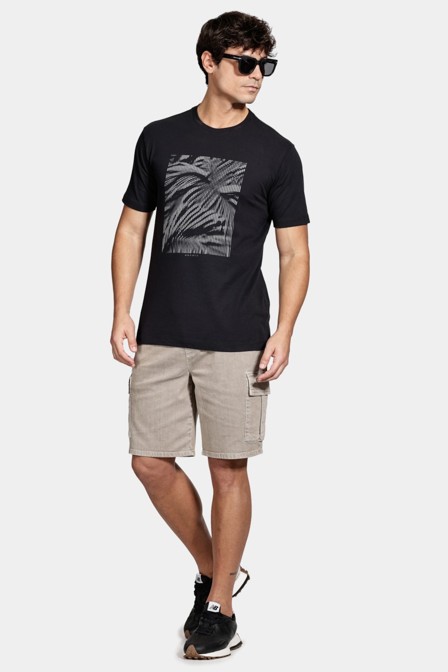 Camiseta Manga Curta Algodão Estampa Folhagens Preto — foto 2 de 5
