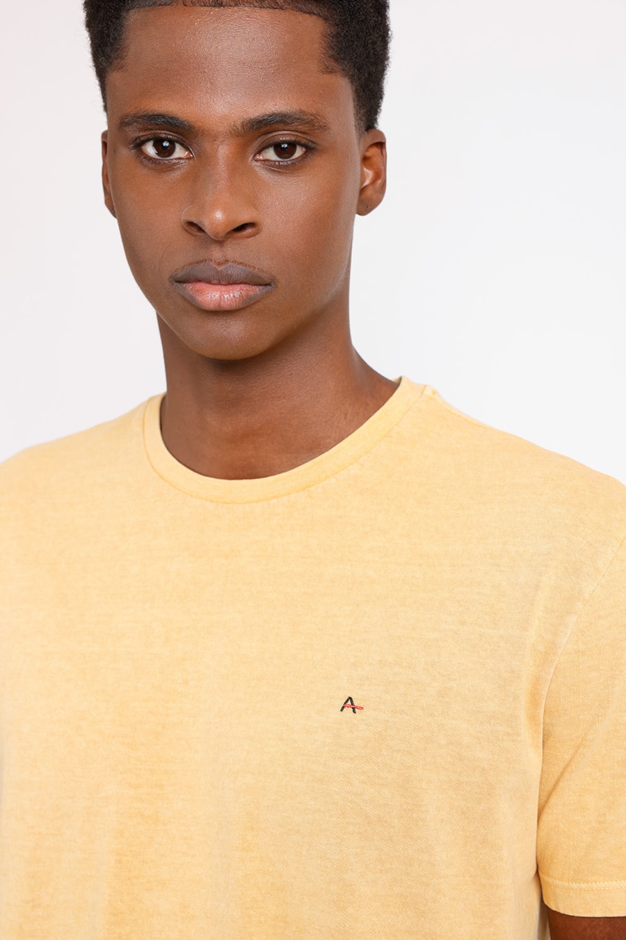 Camiseta Manga Curta Básica Bordado Amarelo — foto 1 de 2